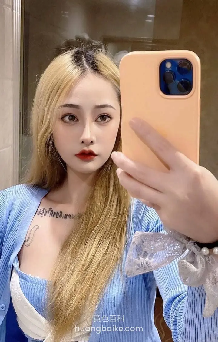 手机怼近脸部，脖子纹身看得很清