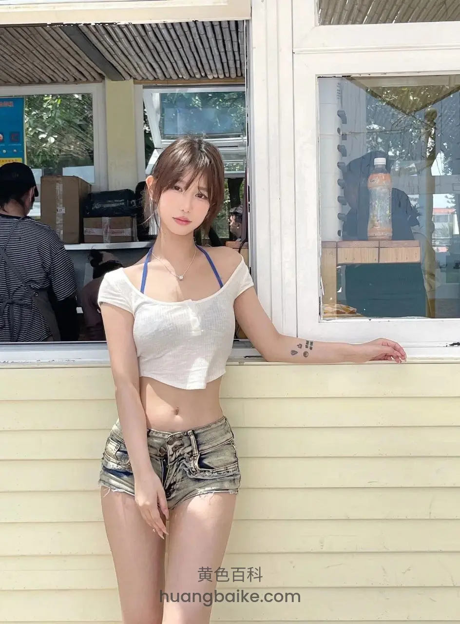 小卖部窗台靠着，店招牌