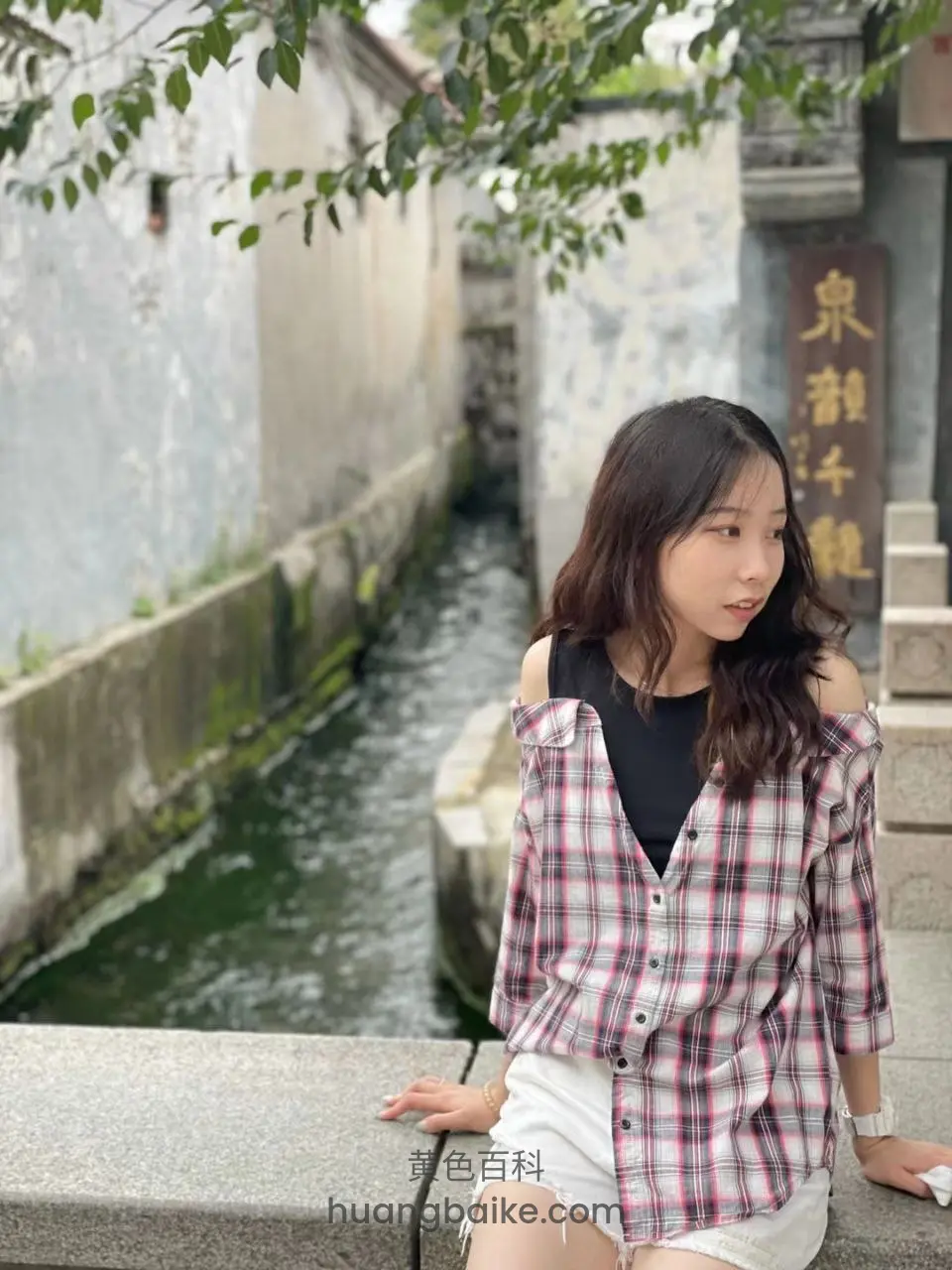 河边石凳上坐着