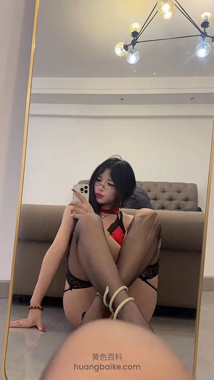 眼镜女镜前自拍 黑红情趣内衣黑丝