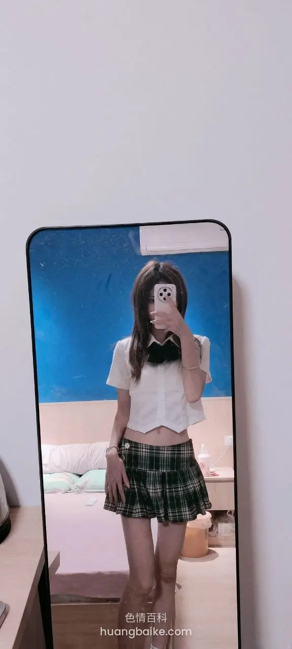 卧室白墙前手机挡脸