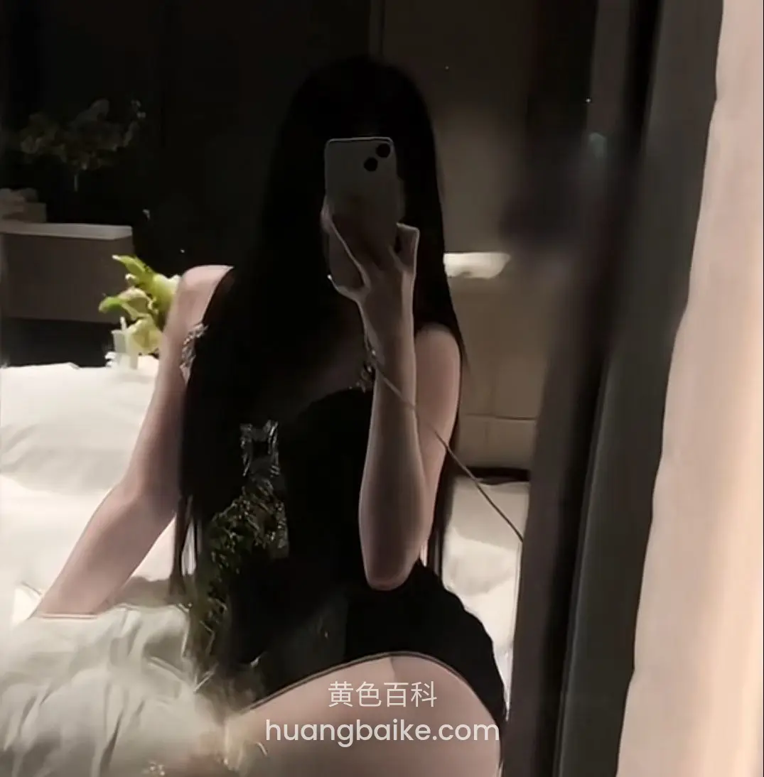 床上拿着手机自拍