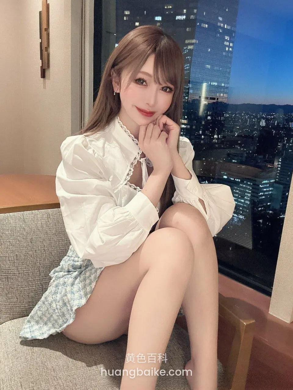 窗边沙发上手托下巴