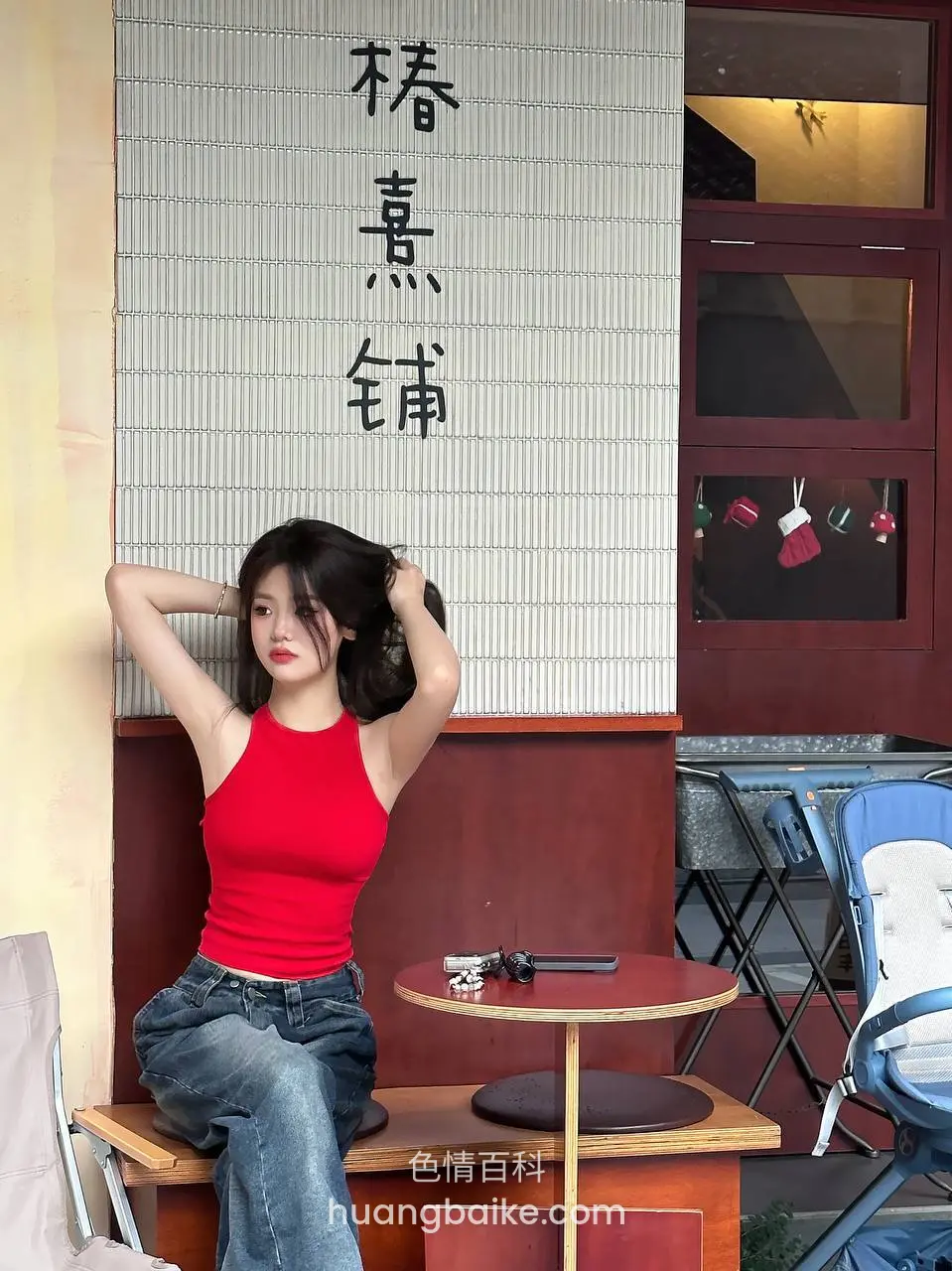 bench in front of 椿煮铺 sign hands behind head