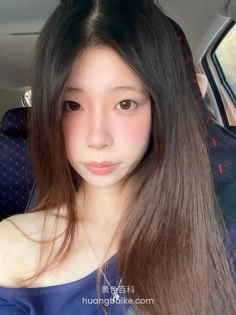 车里自拍，手机对着自己