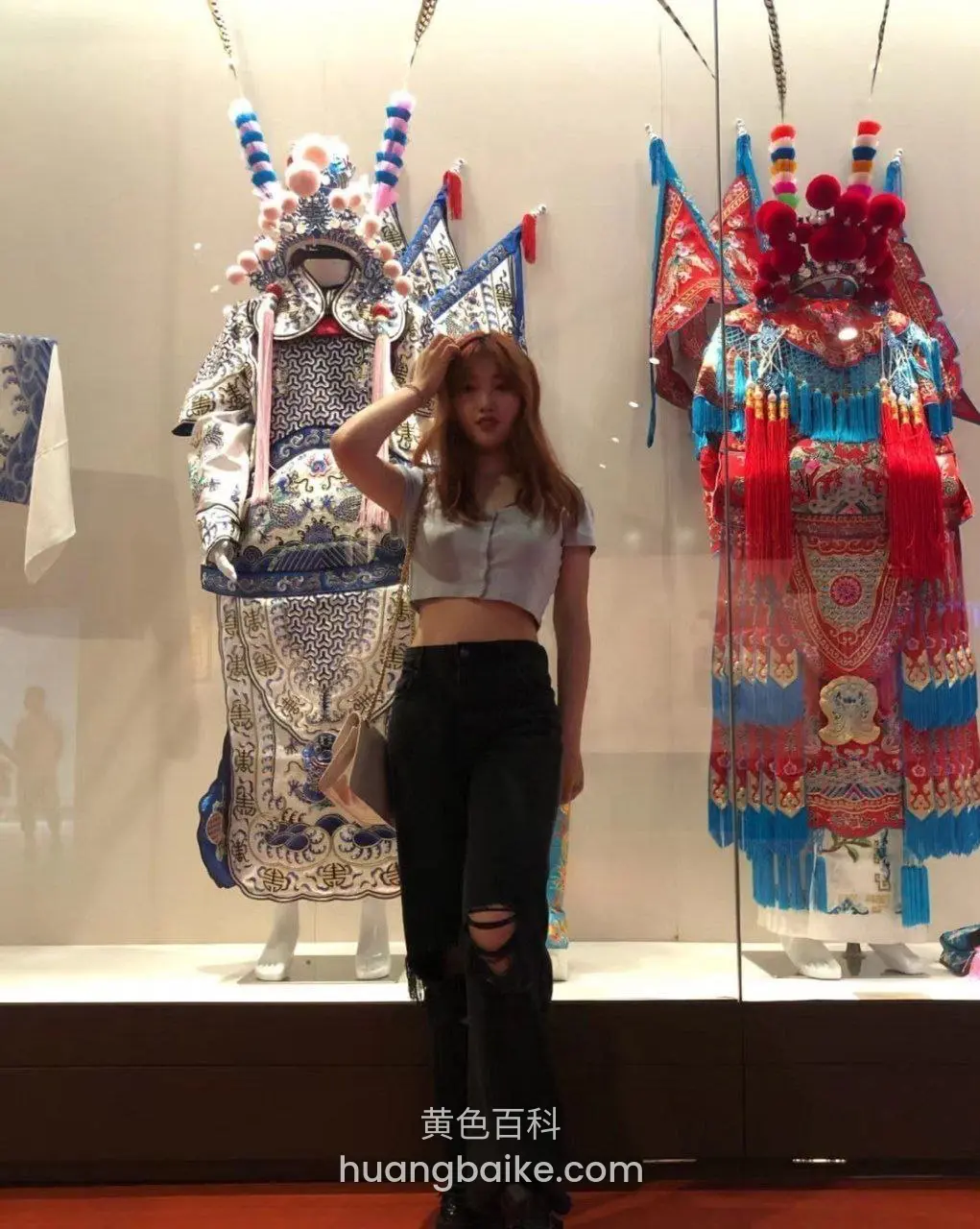 博物馆展厅，站在京剧戏服展示柜前
