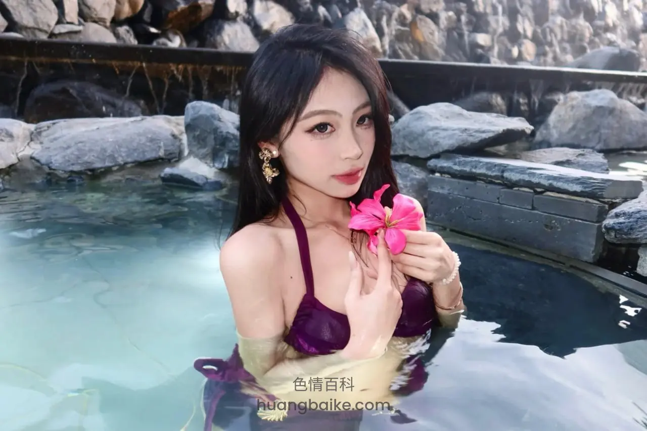 温泉池里拿着粉色花朵
