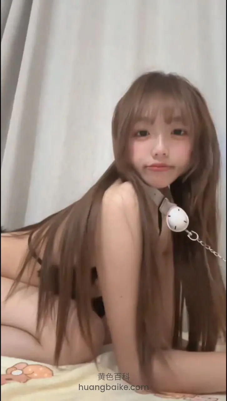 床上侧躺看镜头，手里拿着链子项圈