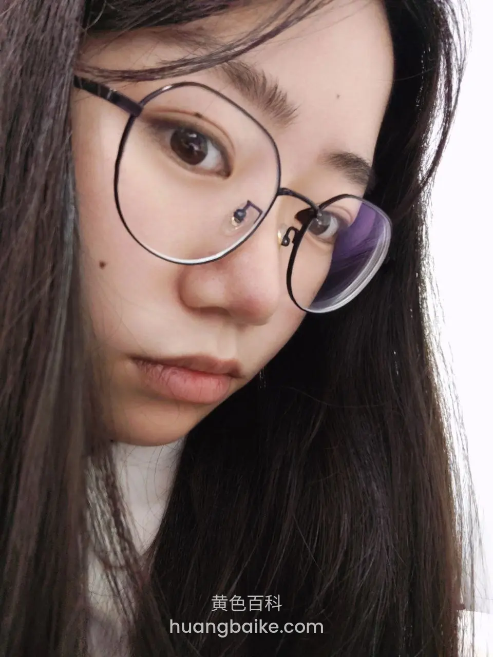 眼镜特写，侧头看镜头