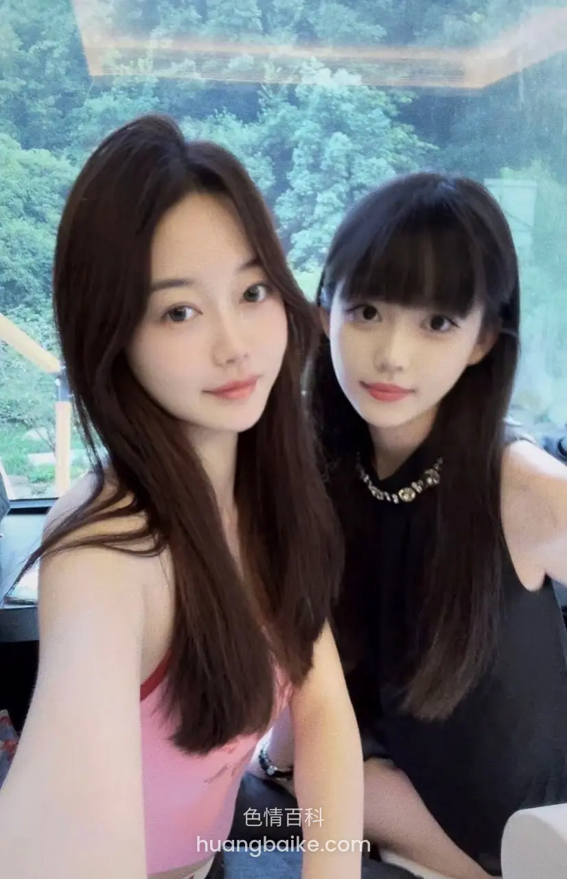 和朋友一起自拍身后的绿树