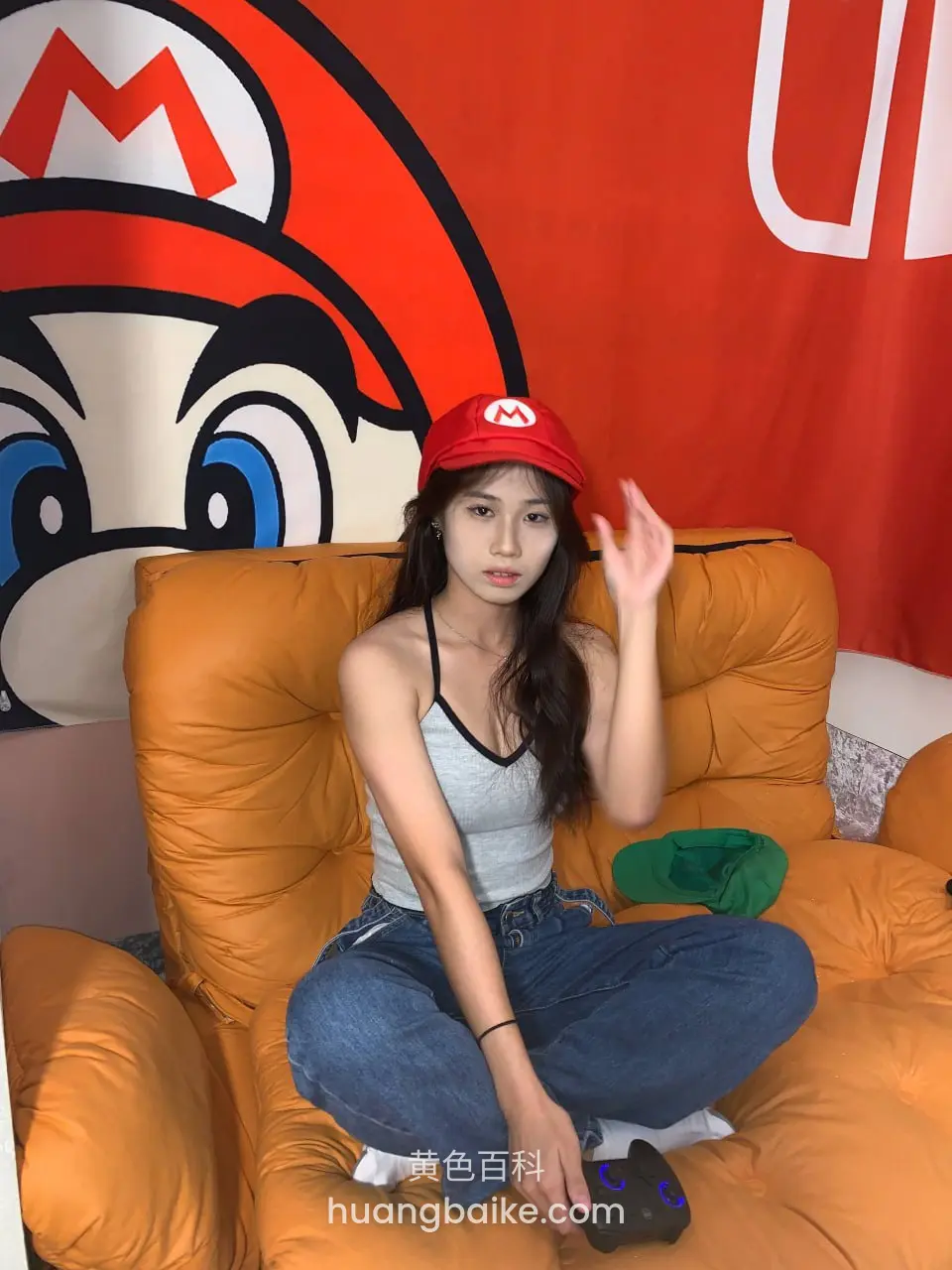 镜头对着Mario抱枕，拿着游戏手柄挥手