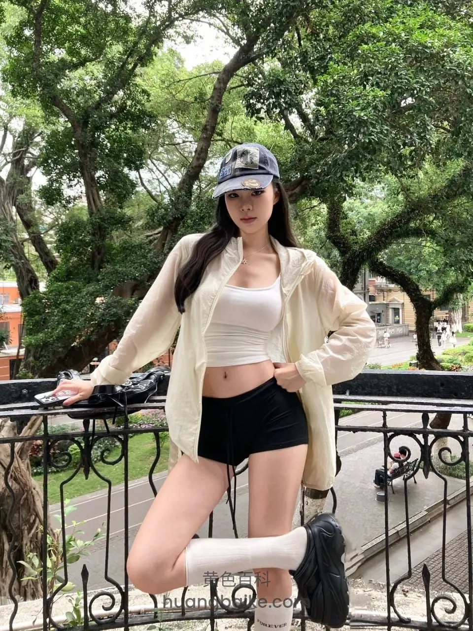 阳台栏杆边，手放栏杆上