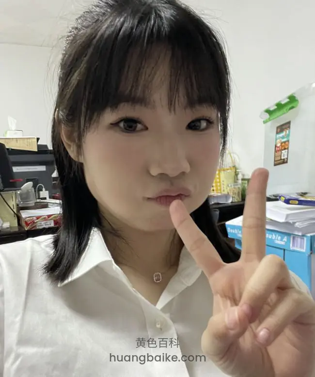 办公室桌前嘟嘴比耶