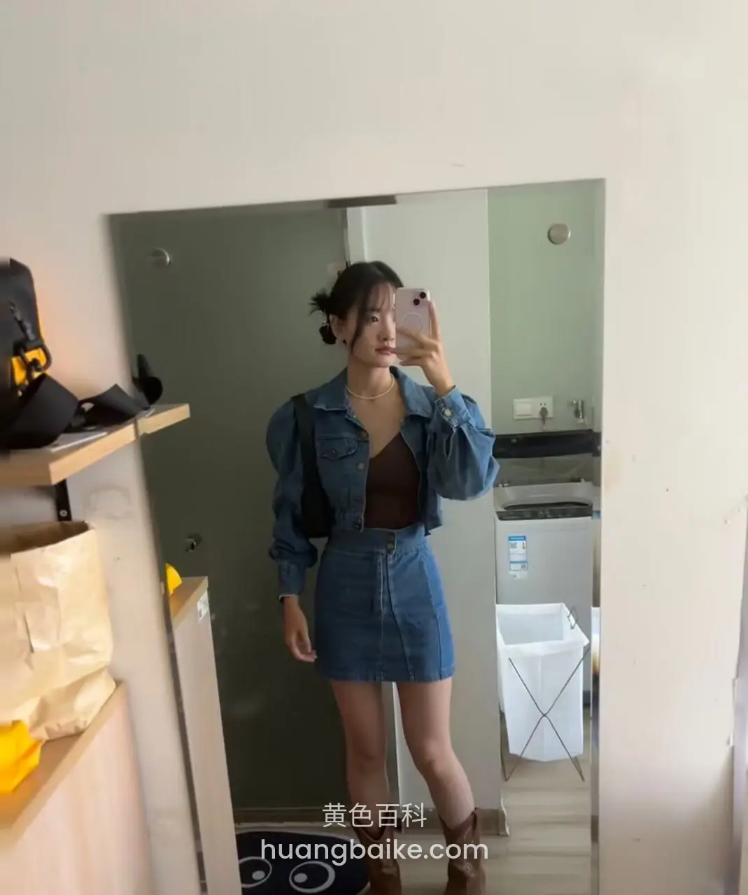 房间镜子前穿牛仔裙拿手机拍全身