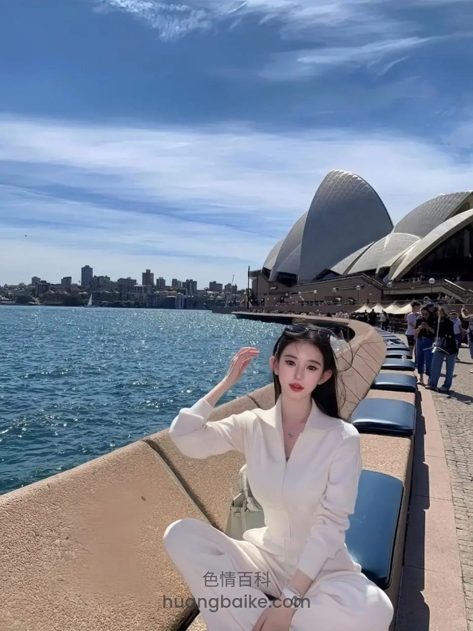 悉尼歌剧院前海边，坐在长椅上举手遮阳