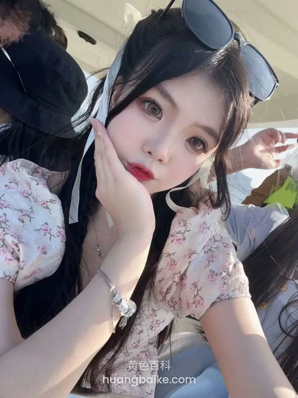 车里手托着脸