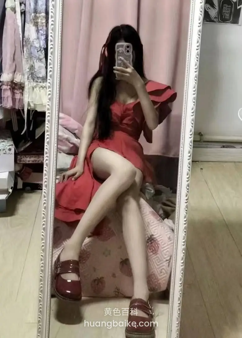 镜子前拿着手机拍