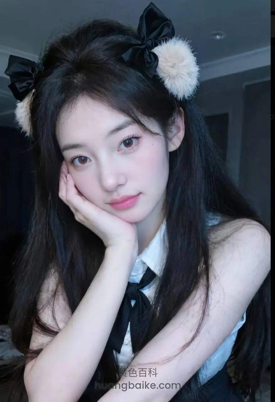 房间里手托下巴，镜头怼着脸