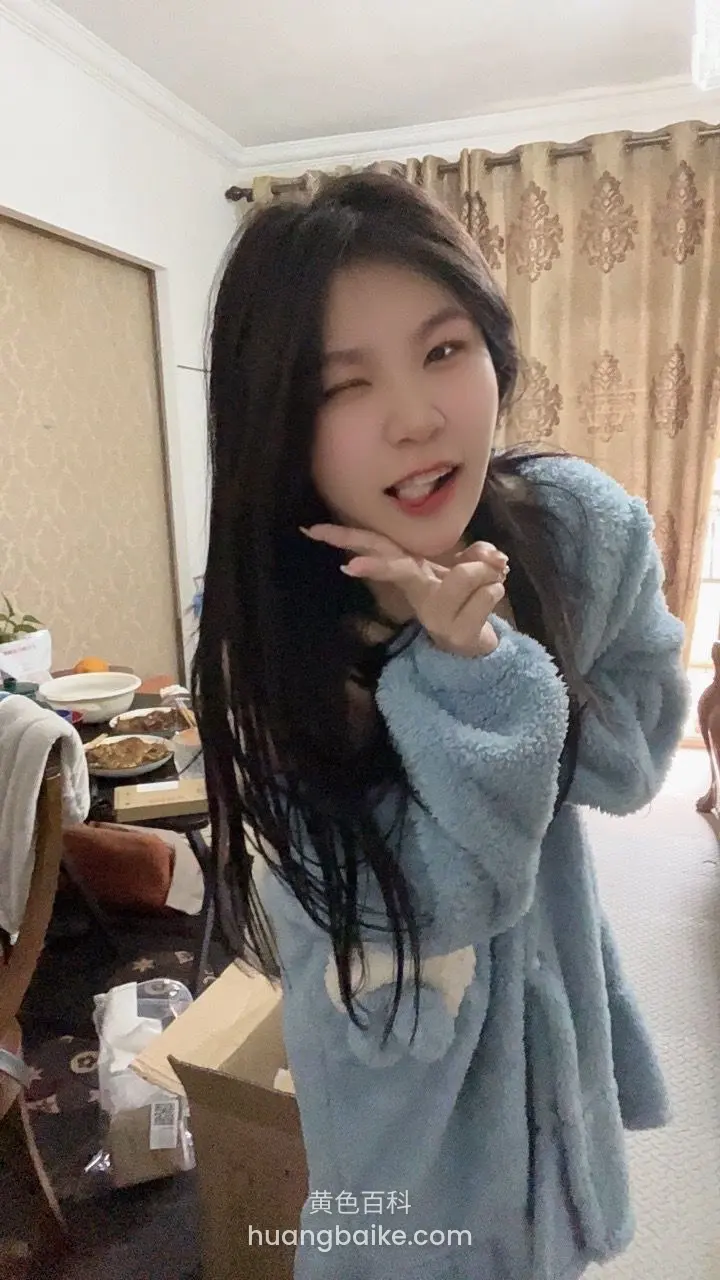 客厅里手托下巴wink