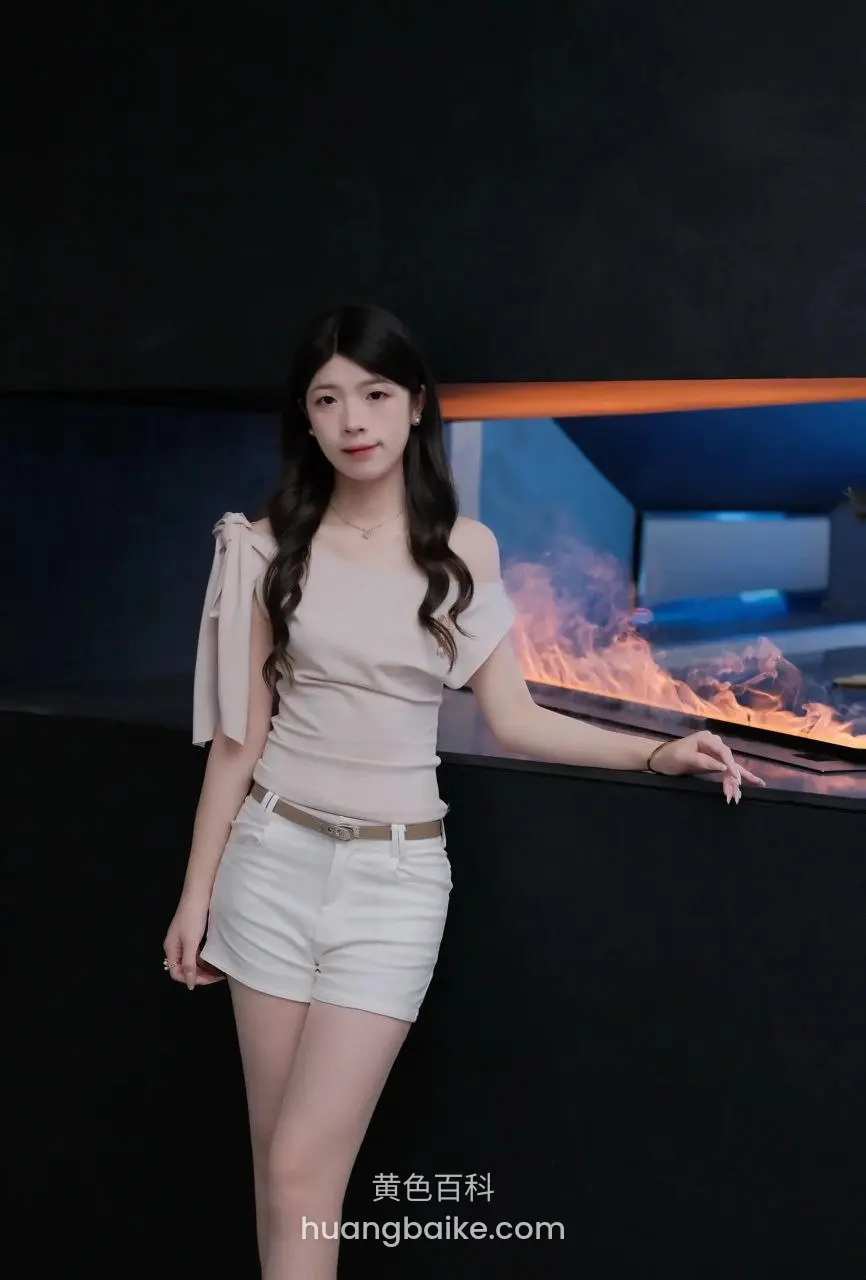 现代吧台边扶着台面，身旁壁炉火焰跳动