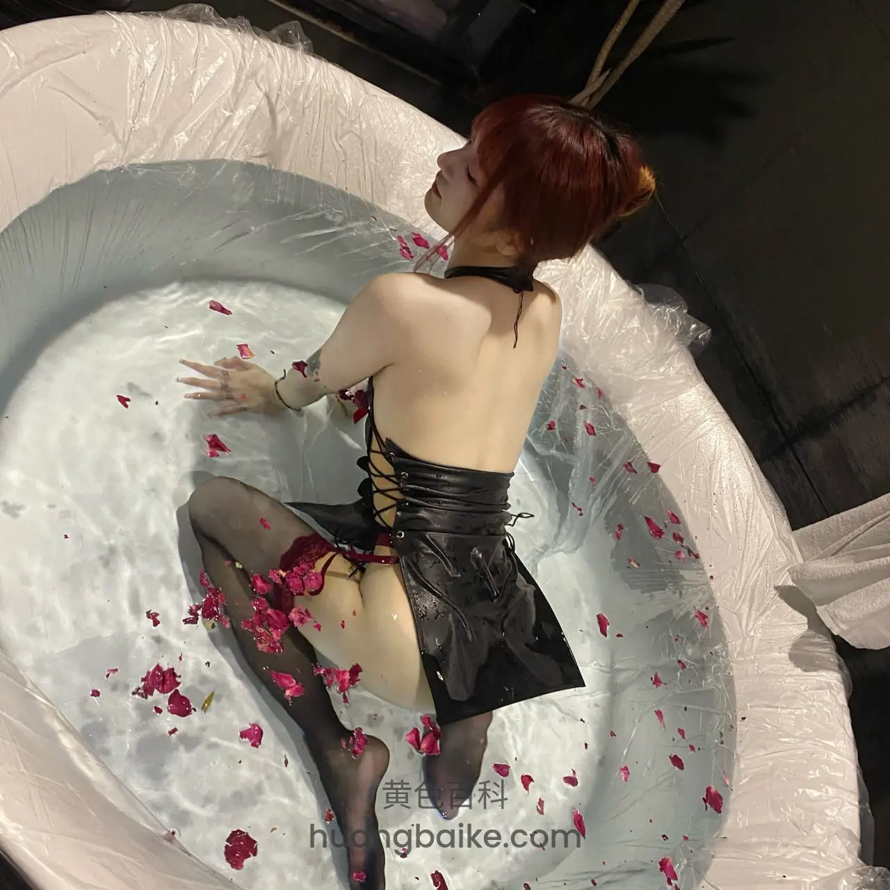 浴缸里侧躺，手撑水面花瓣漂浮