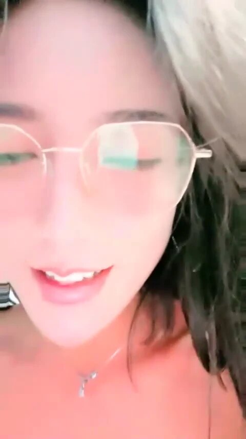 享受极致快感，最后用玩具变换多种姿势激烈冲刺直达潮吹高潮。
