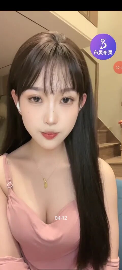 对镜搔首弄姿玩弄口红舔手指，用夹子音娇喘呻吟超级动听，精致妆容高潮表情让你忍不住盯射。