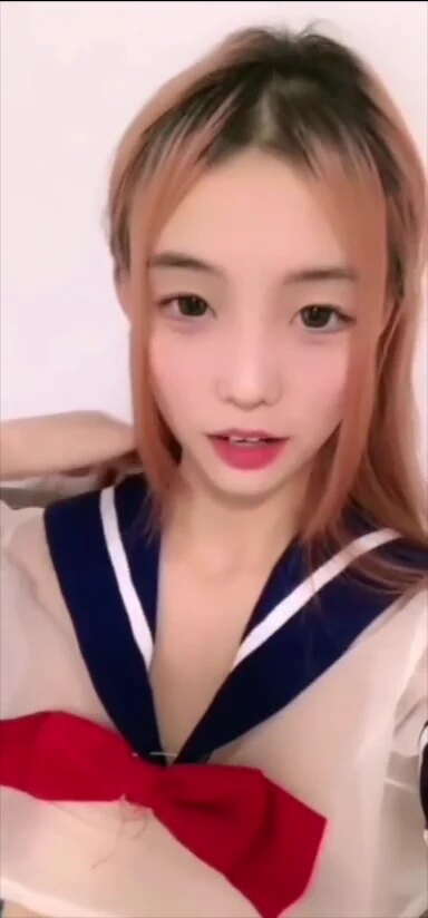 极品美女拥有甜美动人的脸庞，当她开始诱惑时，那种清纯与魅惑的反差让人着迷。