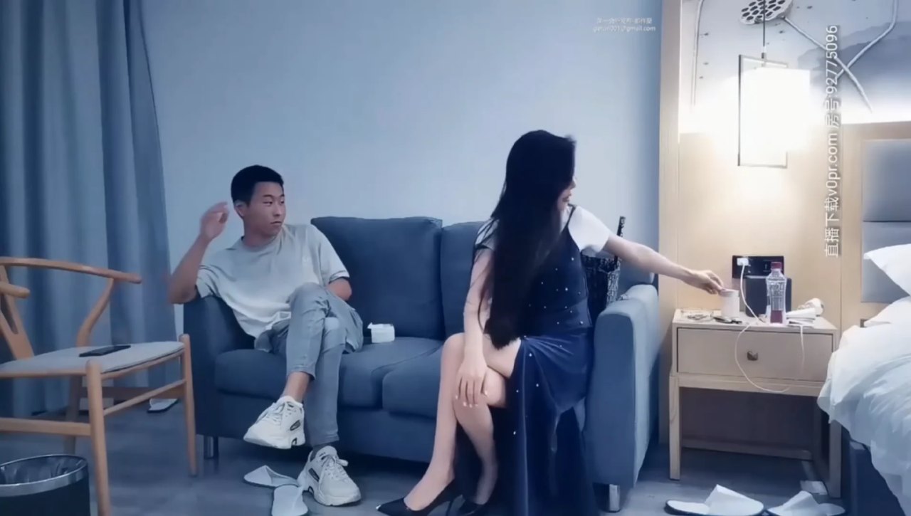 长裙大长腿少妇，苗条身材穿上性感情趣装黑丝，口交抱着猛操呻吟娇喘