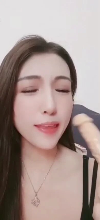 慢慢褪去衣物揉捏丰满雪乳挑逗粉嫩乳尖，最后掰开私密蜜穴自慰抽插高潮连连。
