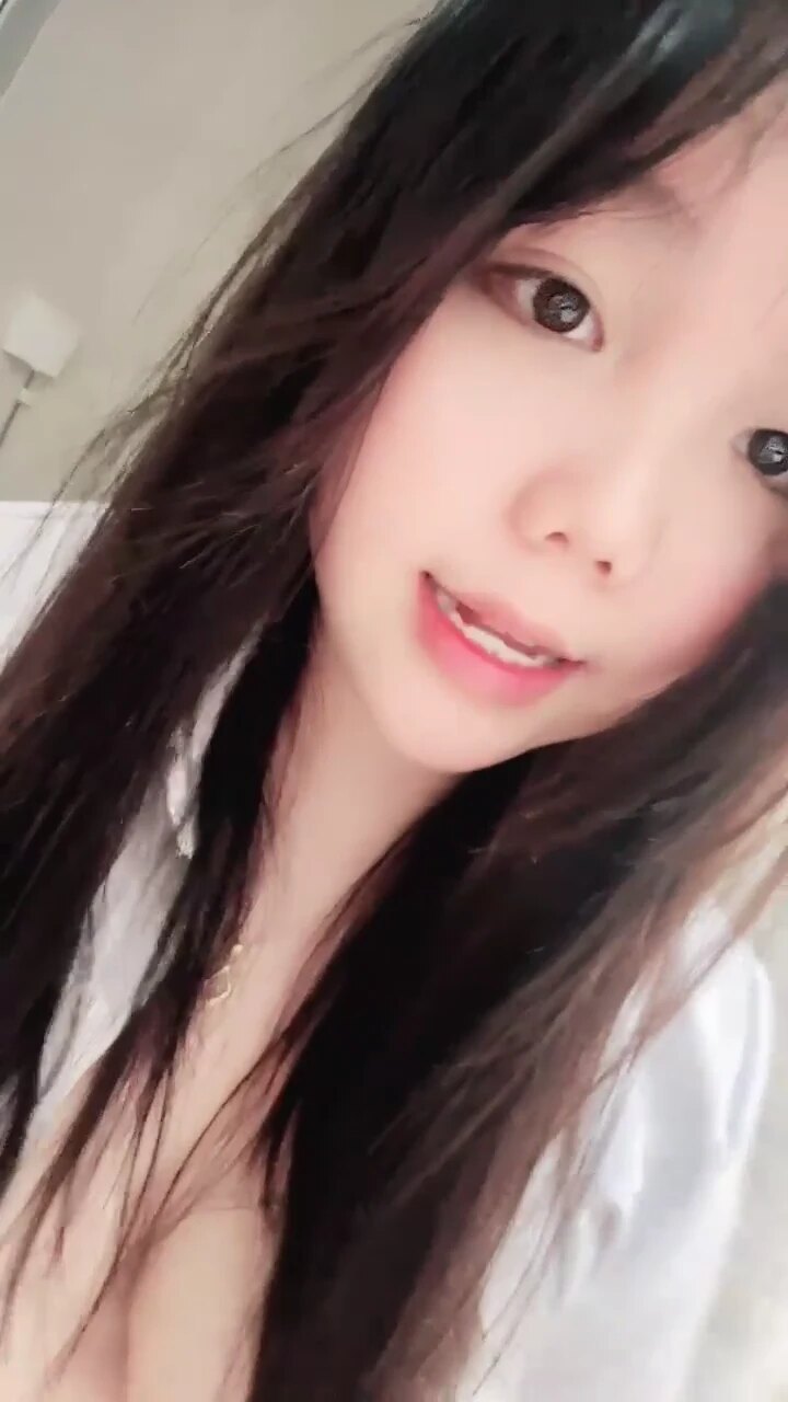 粉嫩小嘴含住透明玩具来回吞吐流出晶莹液体，下体跳蛋疯狂刺激带来阵阵高潮。