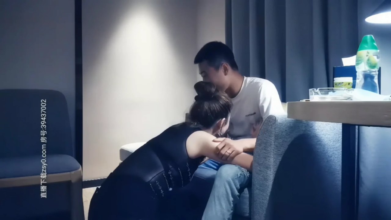 约的黑裙美少妇啪啪，舌吻互舔调情骑乘抬腿猛操