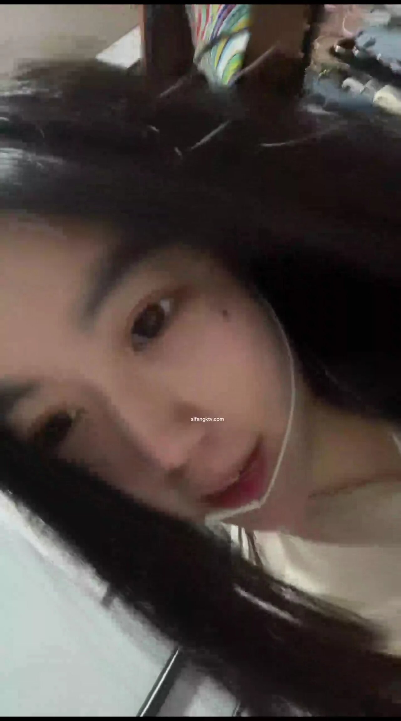 手指伸进粉嫩私处轻轻抚摸自慰，掰开蜜穴可见晶莹蜜汁缓缓流出，最后完全敞开最私密部位任君细赏。