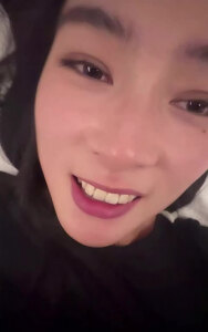 她躺在床上突然换成跪趴姿势