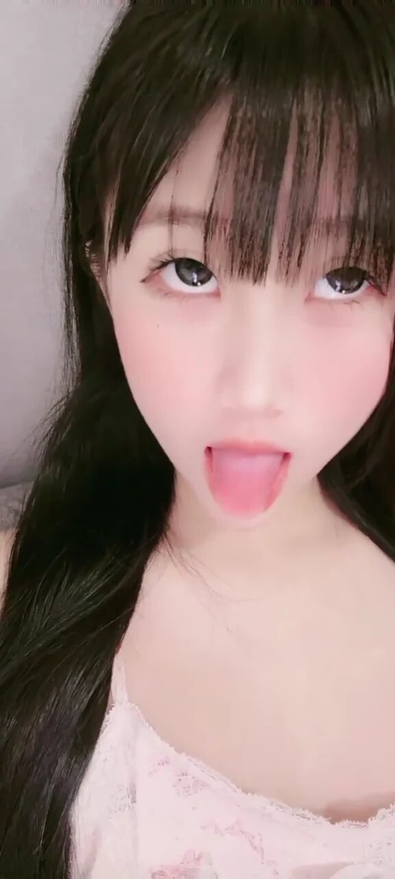 带出阵阵黏腻水声让人欲罢不能，不停轻拍敏感花核将快感推向巅峰。