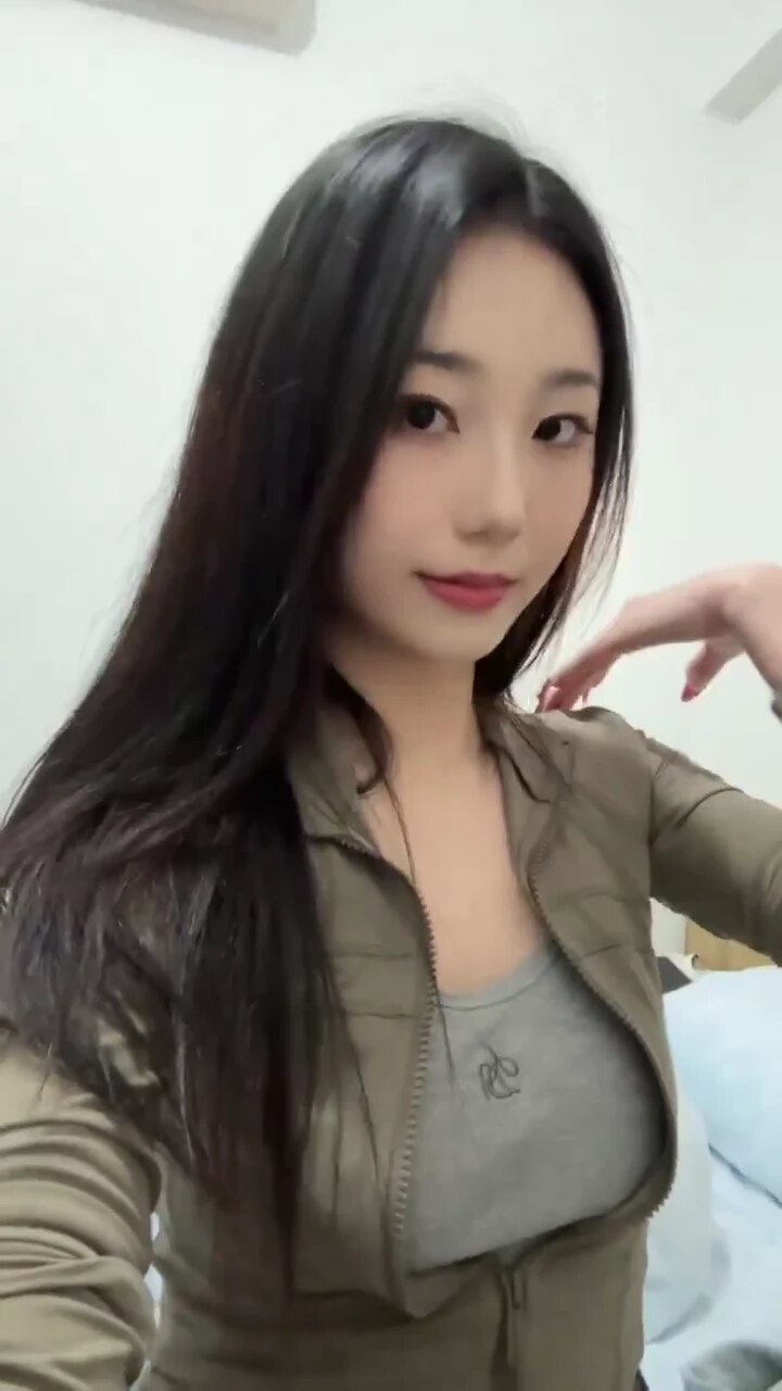 男友刚走我就把她按床上，丝袜肥臀被我从后猛操得直晃，她浪叫着让我操深点，骚逼夹得超紧。