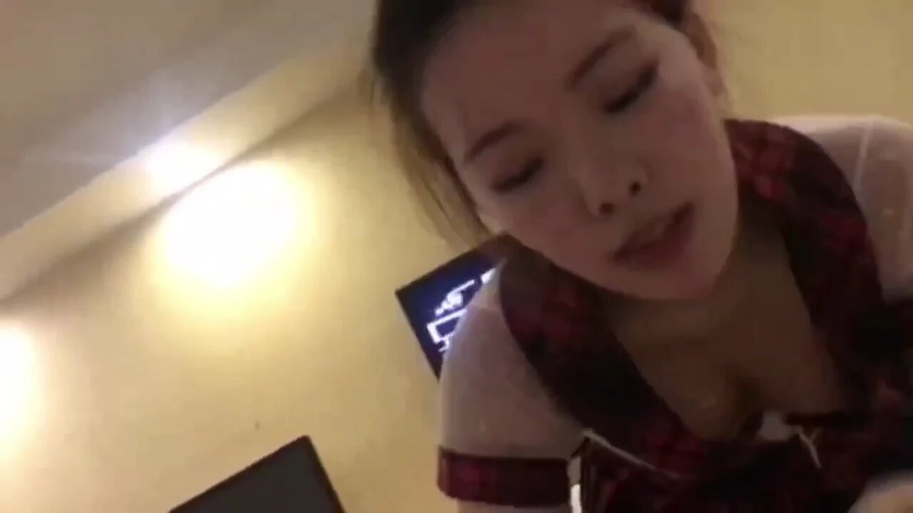 富二代的大鸡巴一干就忍不住了，自己含着口交完还爬上去骑着狂摇，换着姿势干得她腿软喷水叫不停。