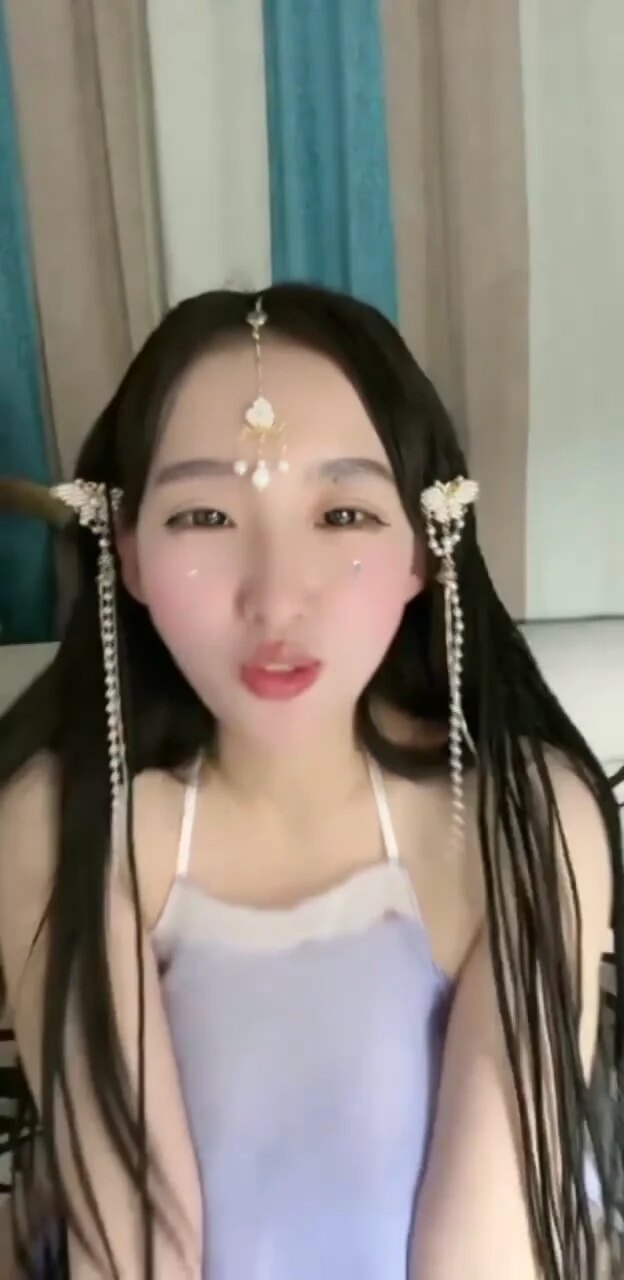 拿出玩具深入口中进行口交，随后变换各种姿势玩弄私密部位，教你如何勾引金主爸爸达到高潮射精