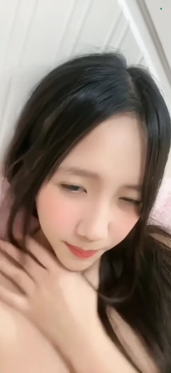 褪去束缚后乖巧掰开蜜穴自我抚慰，窒息高潮下主动掐脖吐舌，娇喊着“爸爸”露出绝赞的阿黑颜。