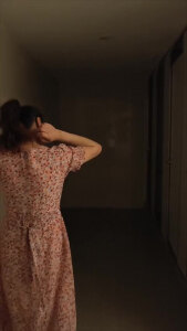 熟女把刚毕业大学生带到洗手池前做了什么