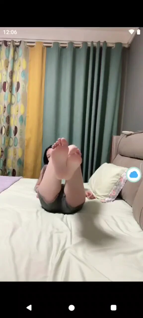 听从指令跪姿展现完美曲线与修长美腿，最后倒计时高潮盯射环节。