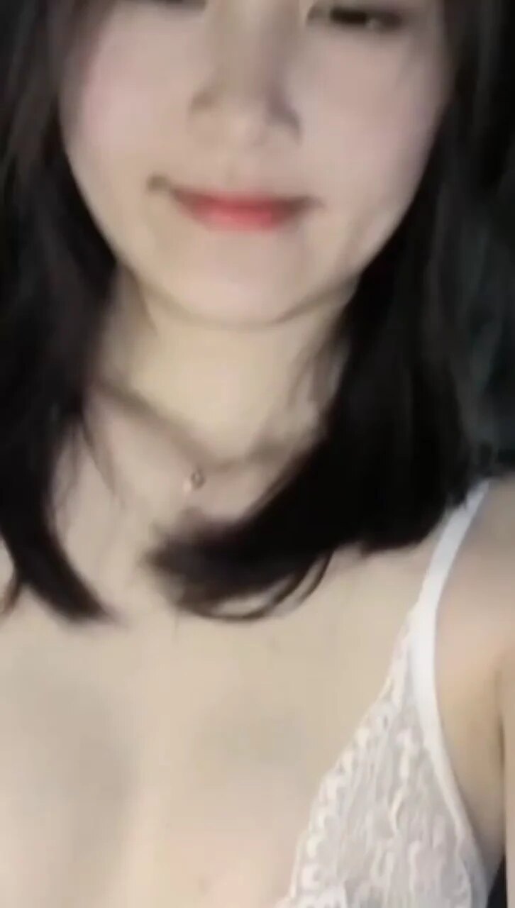 掰开私密部位供欣赏，带来强烈淫骚反差刺激！