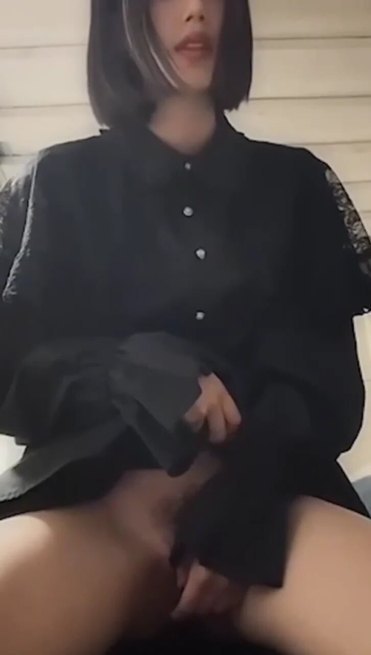 富的表情和火辣的身材交相辉映。她那看似单纯的面容下，隐藏着极大的性欲，着迷于自我的慰藉。