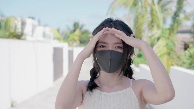 戴口罩反差妹 露奶翘腿晒太阳