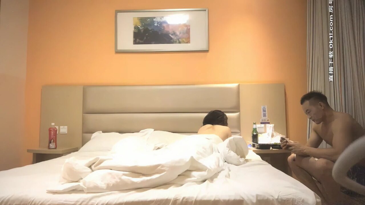 丰满熟妇休憩后，上位骑乘，挺腰猛操后庭，娇喘连连。