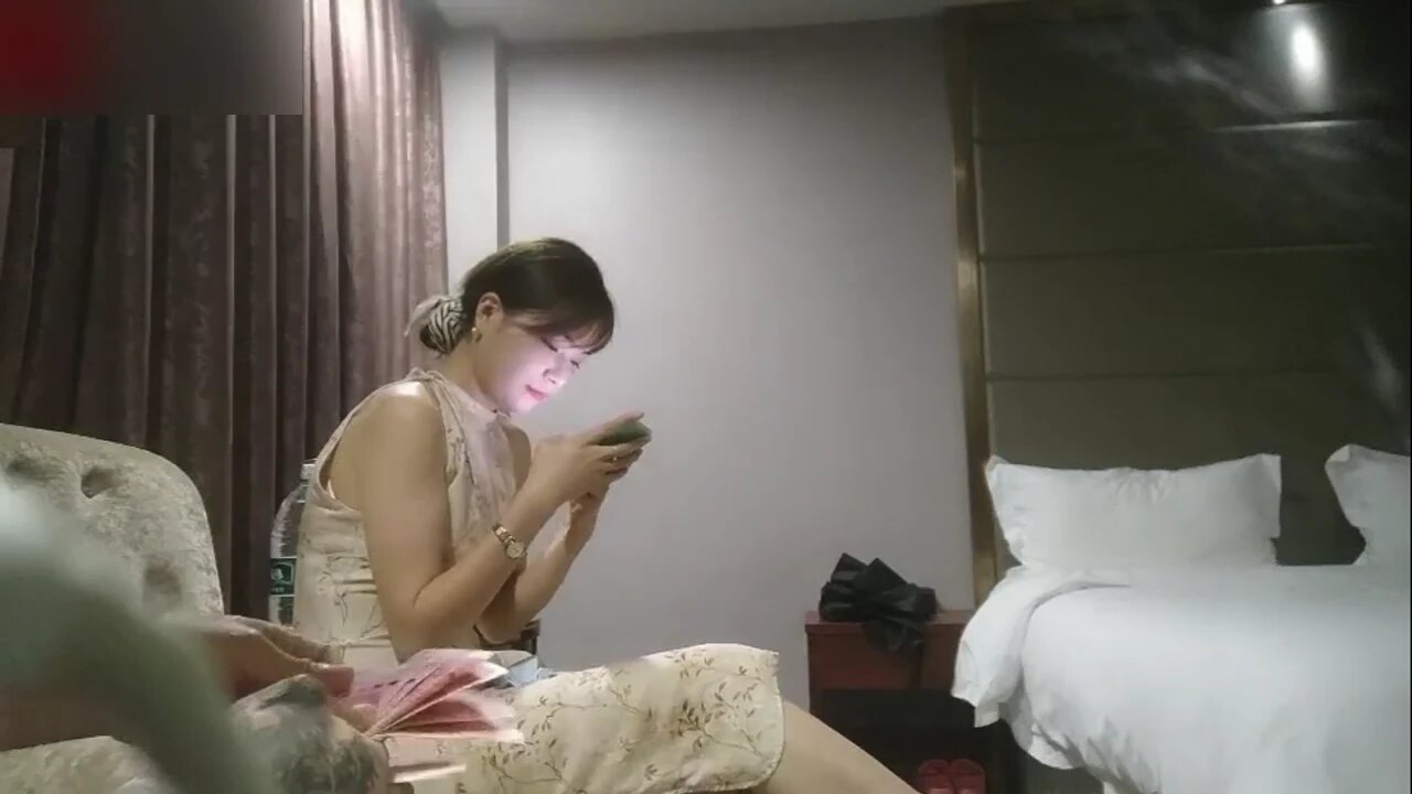 探花局上演激情3P！牛仔长裙美女浴室共浴，姐妹花轮流伺候，湿身诱惑让你欲罢不能！