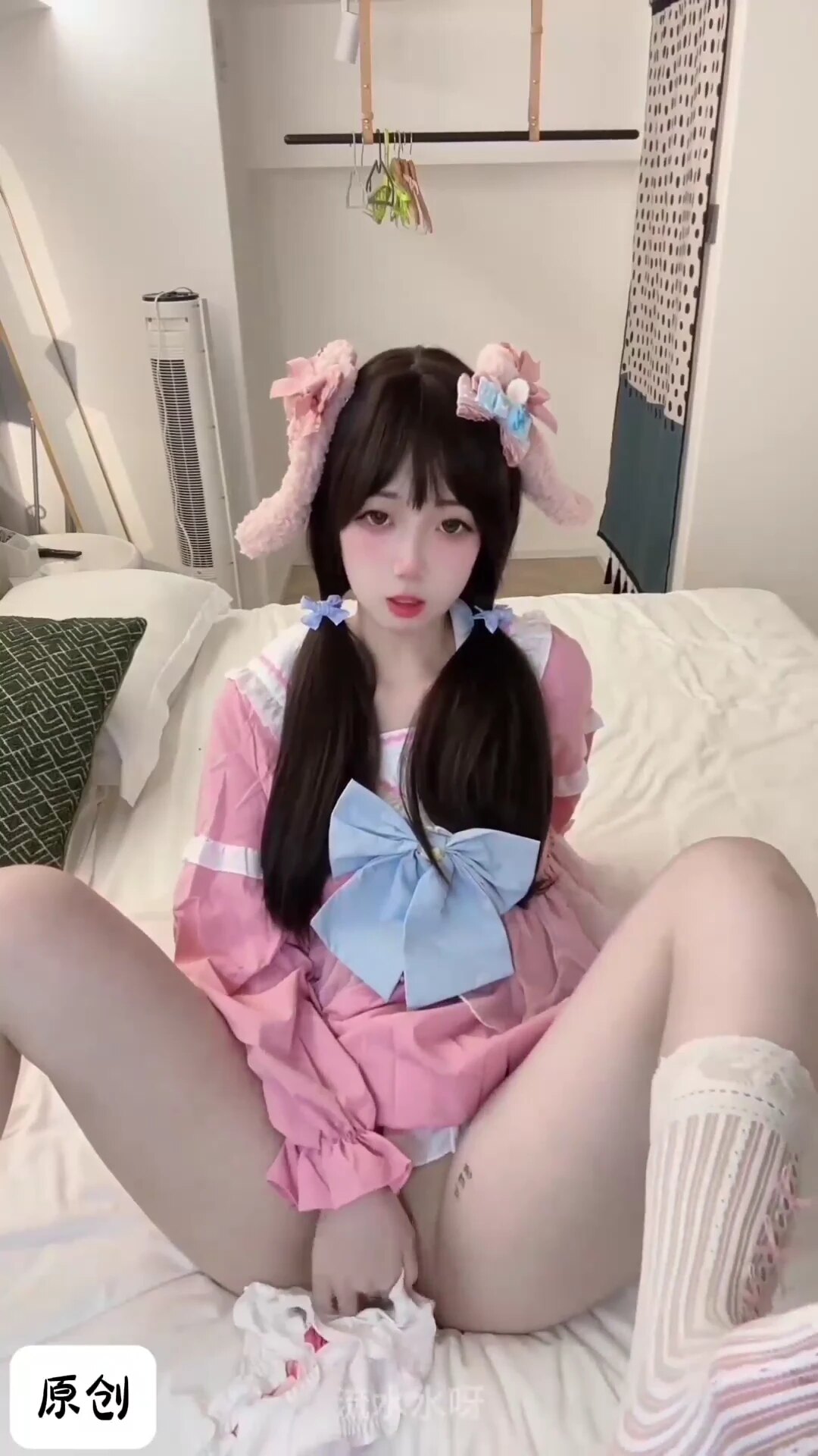 抬起丰满白嫩臀部，以女王坐脸姿势上下起伏，让你尽情舔舐，专心等待主人专注射精。