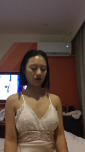 女友在家自拍脱到只剩内裤又全裸
