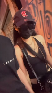 戴帽戴罩模特YUKI从站立到床上被手指插入