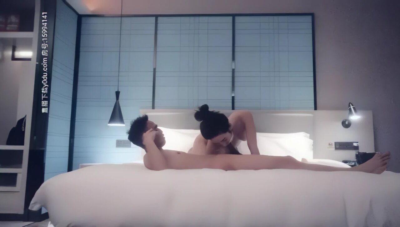 娇媚少妇深情热吻，娇嫩少女总让人沉沦